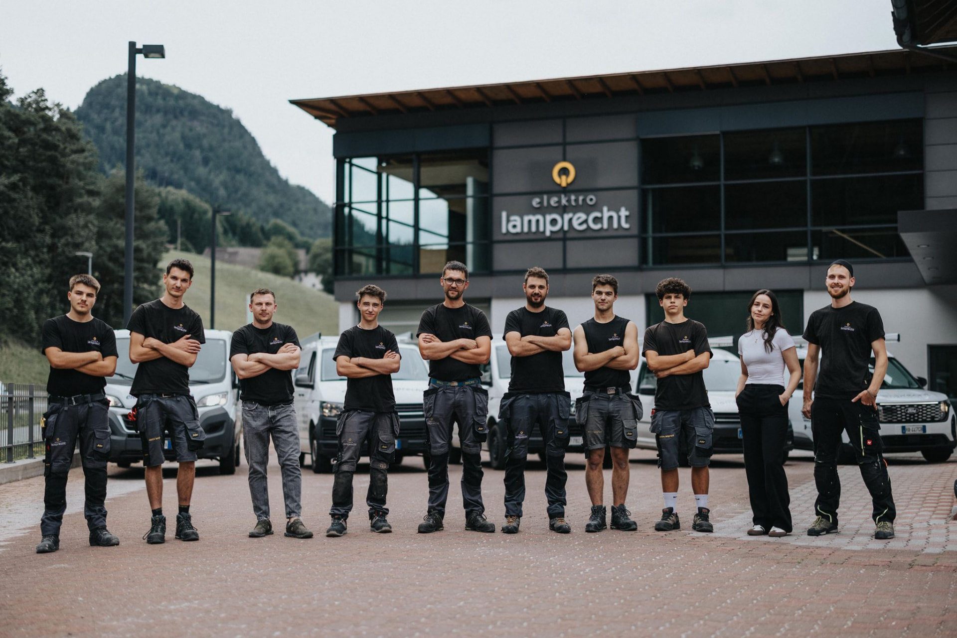Das gesamte Team von Elektro Lamprecht vor dem Firmengebäude in Vintl